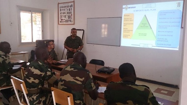 Clase teórica a los militares senegaleses
