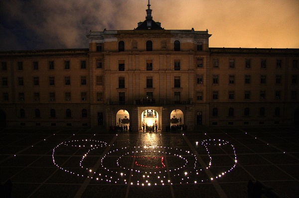 On the occassion of the Patron Saint, it is also celebrated "la luminosa". 