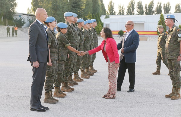 La ministra saluda a militares españoles en Líbano