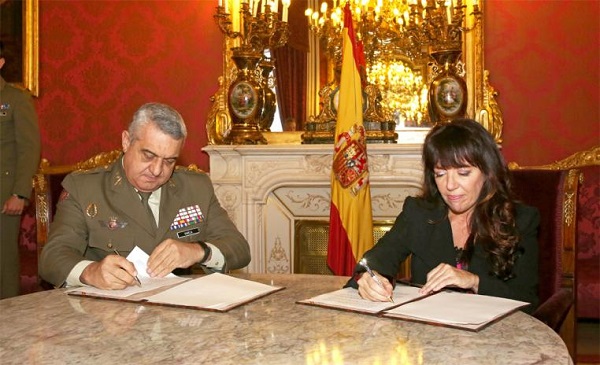 Firma del convenio en el Cuartel General