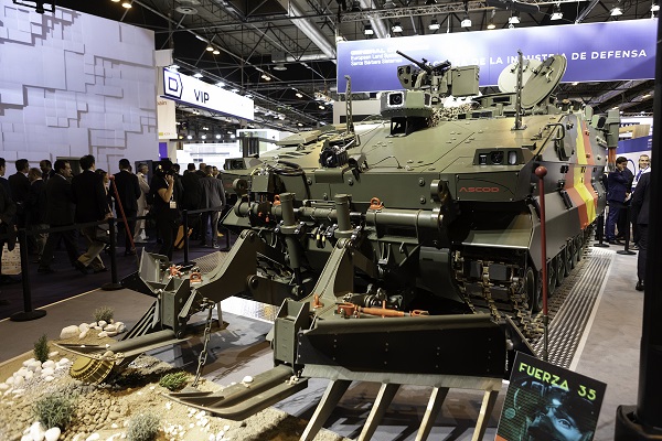 El prototipo del Vehículo de Combate de Zapadores Castor fue presentado en FEINDEF