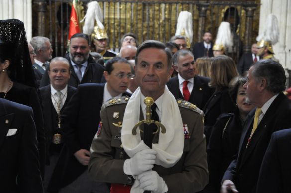 El TG Jefe del MADOC, portando la espada del Rey Fernando el Católico. (Foto:OCP-MADOC)