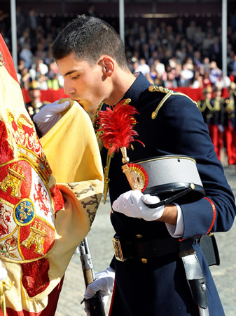 Un cadete besa con emoción la Bandera.