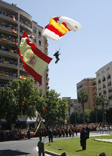 Lanzamiento paracaidista con la bandera