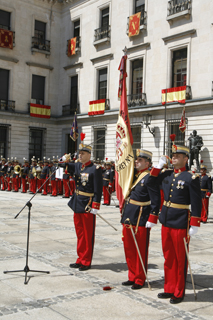 El coronel jefe del ejército formula el juramento a la bandera