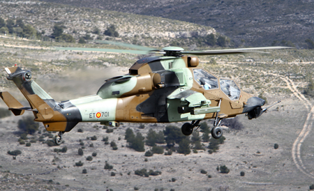 Ejercicio de tiro de bengalas y chaff antimisiles del helicóptero de combate Tigre