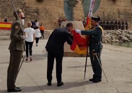 Uno de los jurandos besa la Bandera