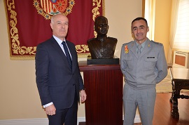Ponente y director de la AGM junto a busto de S.M. Felipe VI